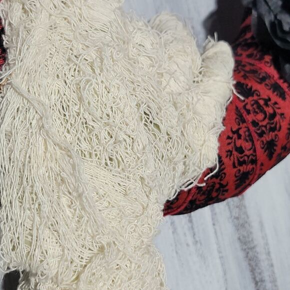 Victorian Mummy Hand Flower Wreath - Picture 7 of 16